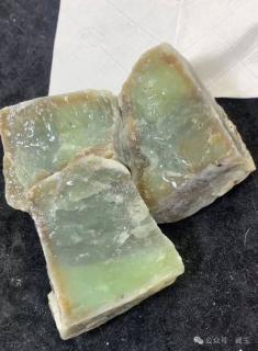 比籽料稀有的多,原来和田玉山料里隐藏着这么多好青花!